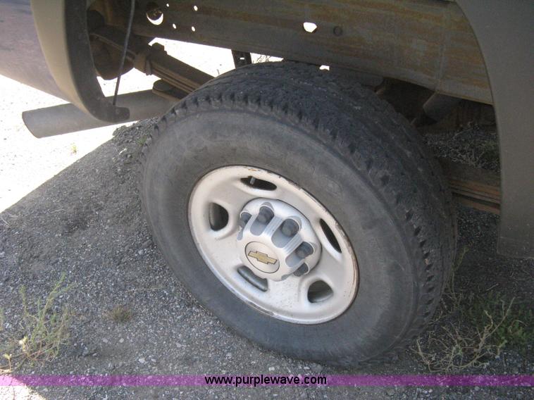 image for item G8251 2004 Chevrolet Silverado 2500HD pickup truck