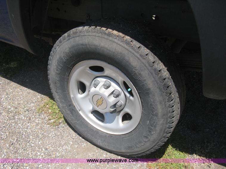 image for item G8251 2004 Chevrolet Silverado 2500HD pickup truck