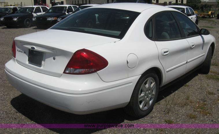 image for item G8256 2006 Ford Taurus SE