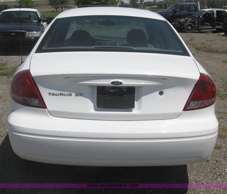 image for item G8256 2006 Ford Taurus SE
