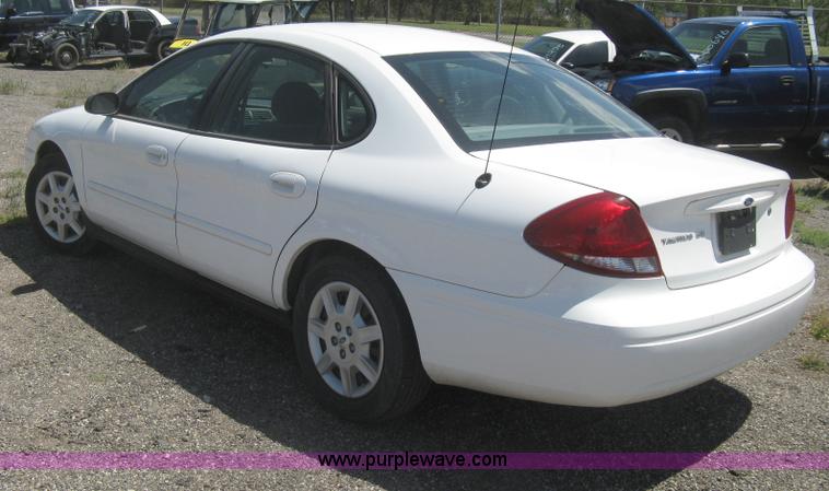 image for item G8256 2006 Ford Taurus SE