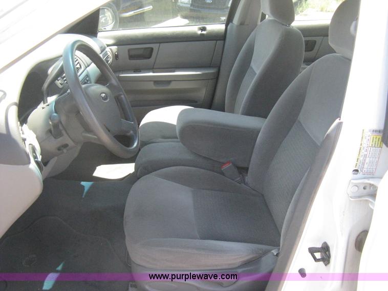 image for item G8256 2006 Ford Taurus SE