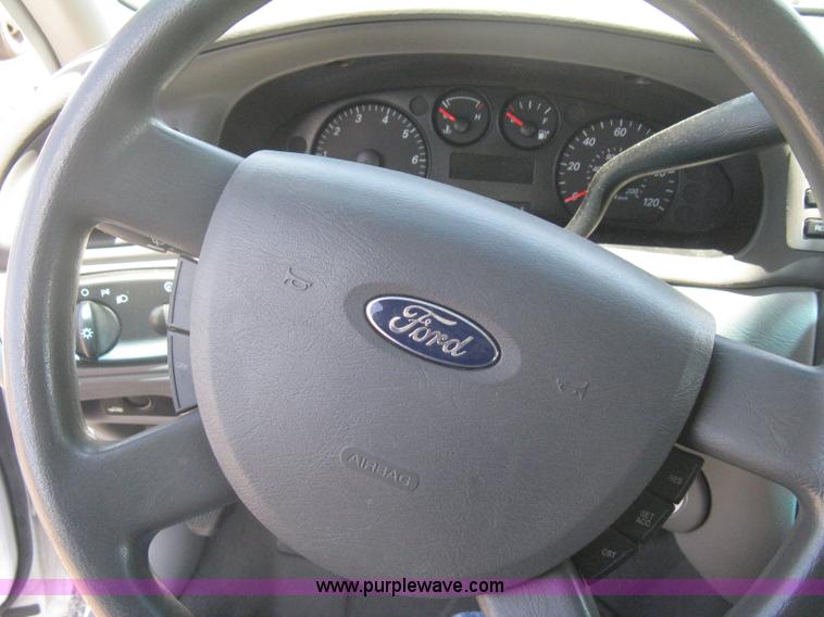 image for item G8256 2006 Ford Taurus SE