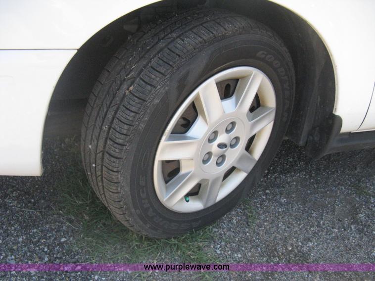 image for item G8256 2006 Ford Taurus SE