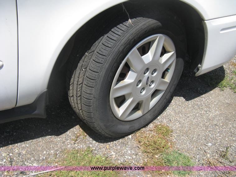 image for item G8256 2006 Ford Taurus SE