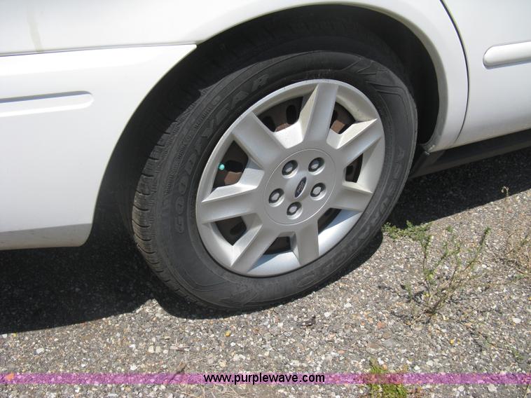 image for item G8256 2006 Ford Taurus SE