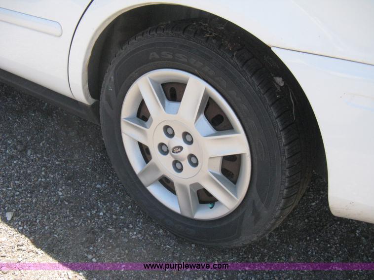 image for item G8256 2006 Ford Taurus SE