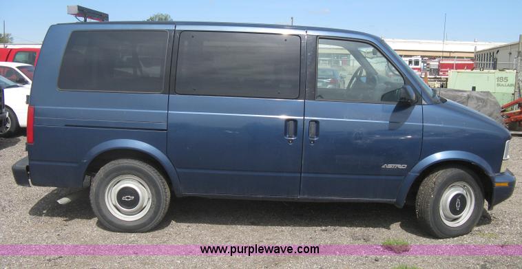 image for item G8268 1999 Chevrolet Astro van