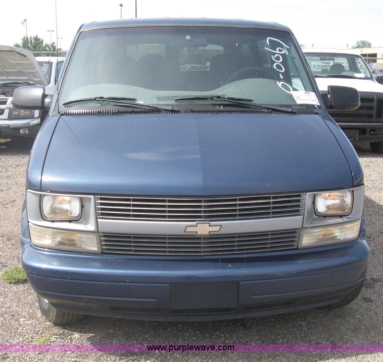 image for item G8268 1999 Chevrolet Astro van