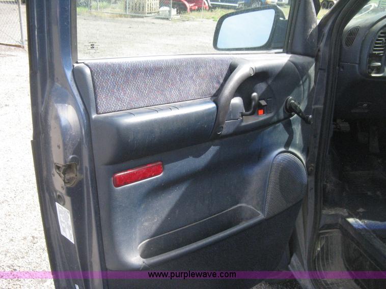 image for item G8268 1999 Chevrolet Astro van
