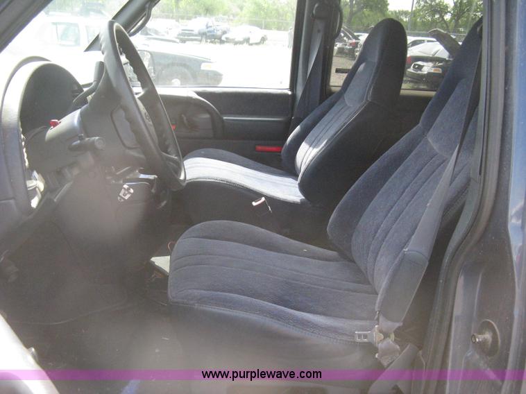 image for item G8268 1999 Chevrolet Astro van