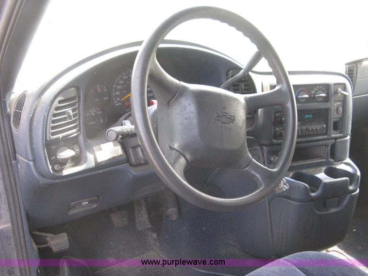image for item G8268 1999 Chevrolet Astro van