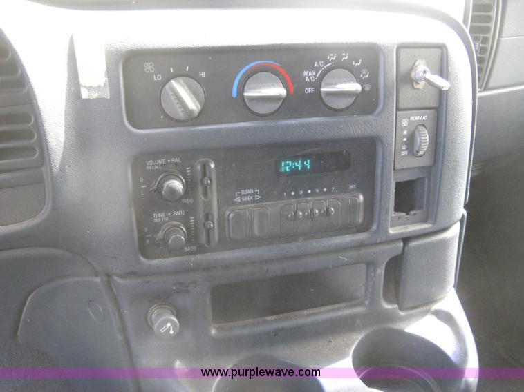 image for item G8268 1999 Chevrolet Astro van