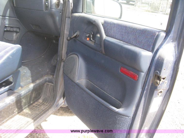 image for item G8268 1999 Chevrolet Astro van