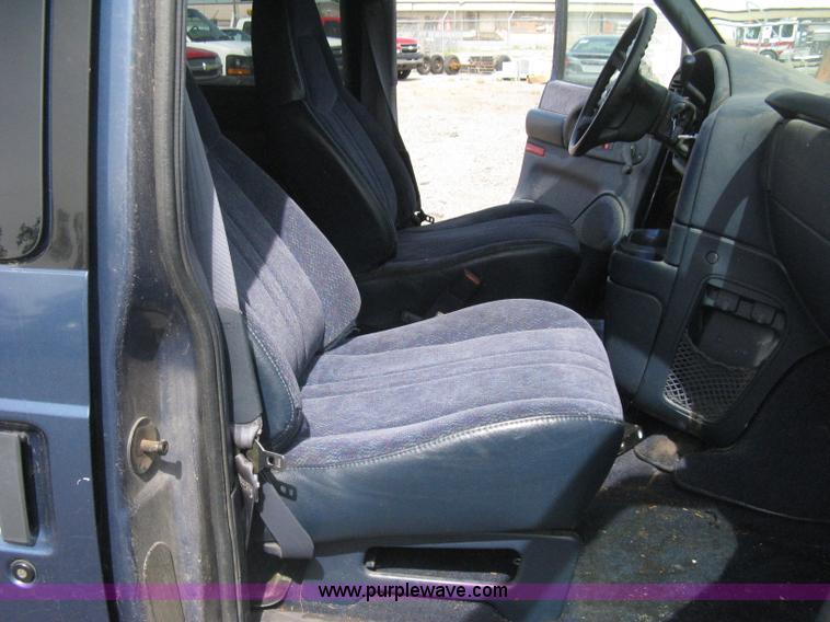image for item G8268 1999 Chevrolet Astro van