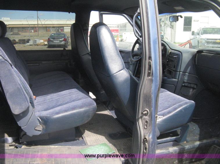 image for item G8268 1999 Chevrolet Astro van