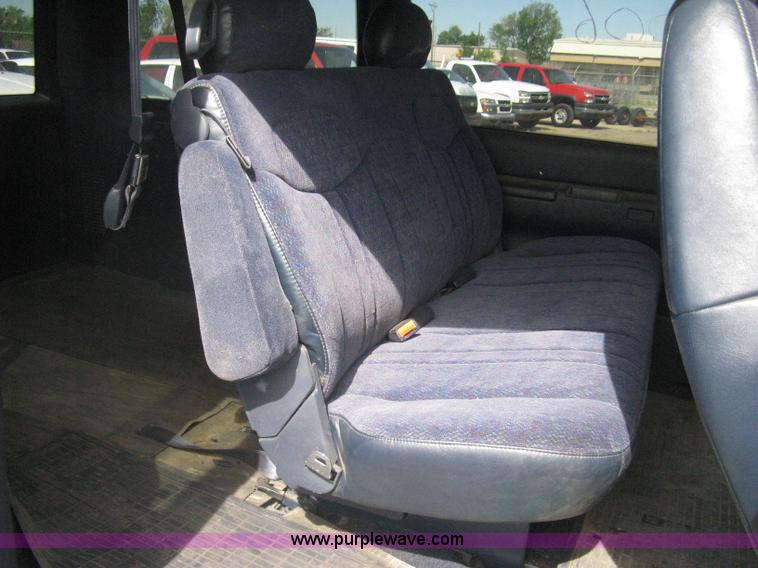 image for item G8268 1999 Chevrolet Astro van