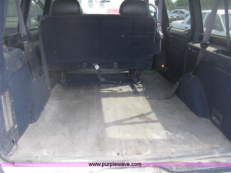 image for item G8268 1999 Chevrolet Astro van