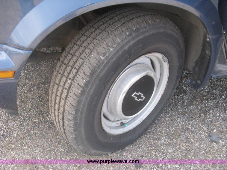 image for item G8268 1999 Chevrolet Astro van