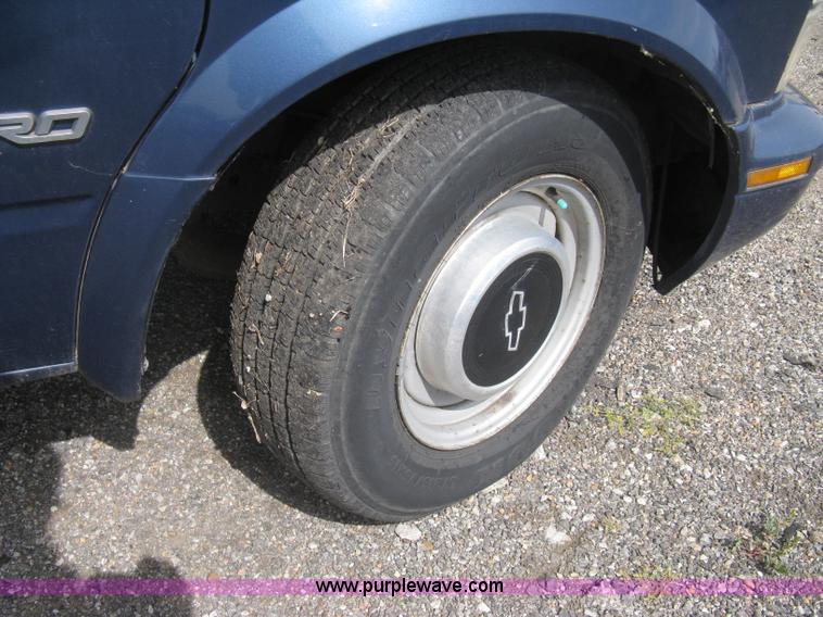 image for item G8268 1999 Chevrolet Astro van