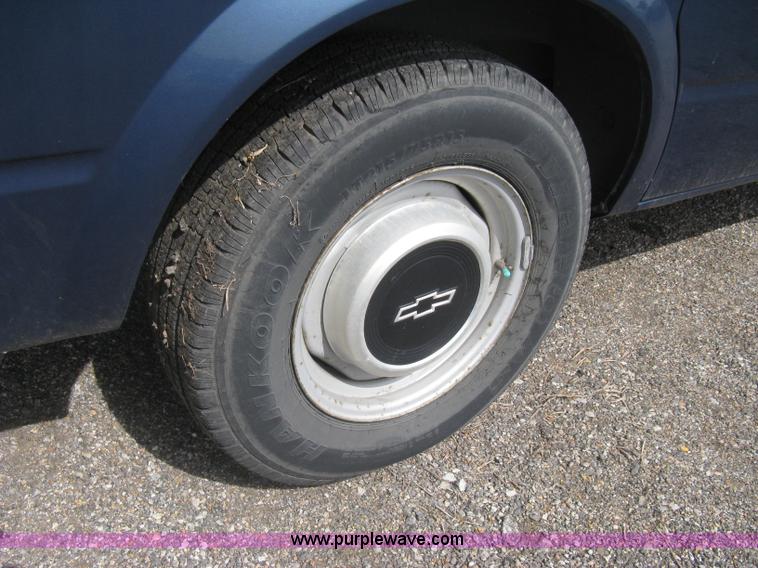 image for item G8268 1999 Chevrolet Astro van