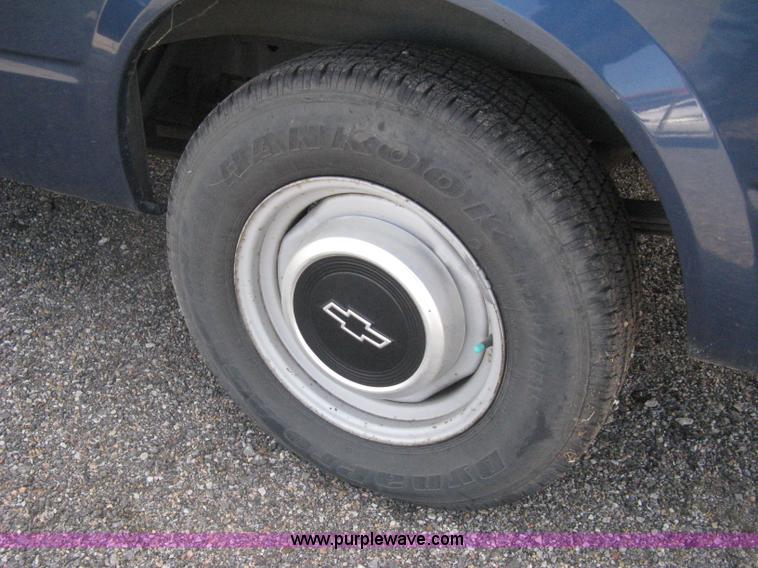 image for item G8268 1999 Chevrolet Astro van