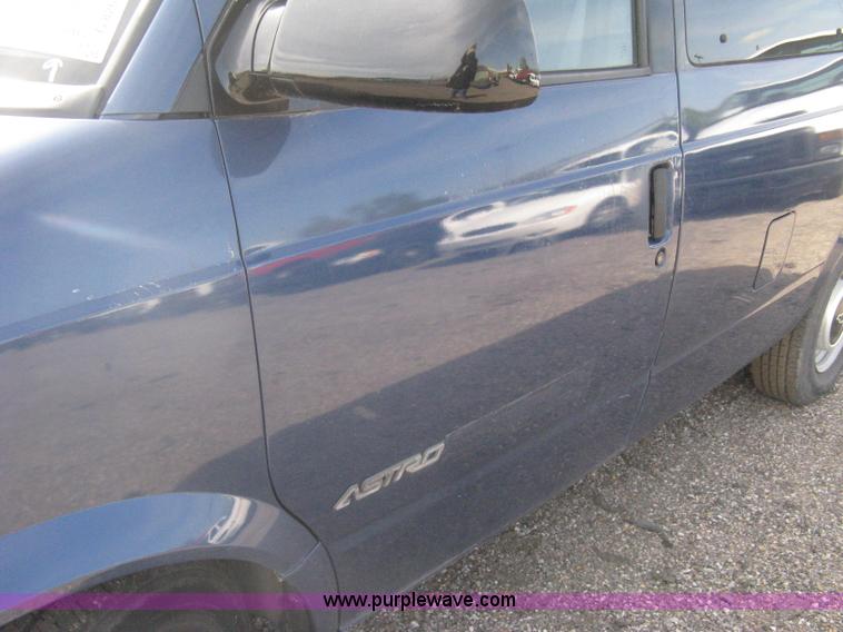 image for item G8268 1999 Chevrolet Astro van