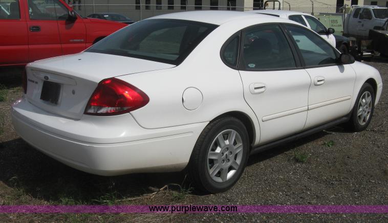 image for item G8270 2005 Ford Taurus SE