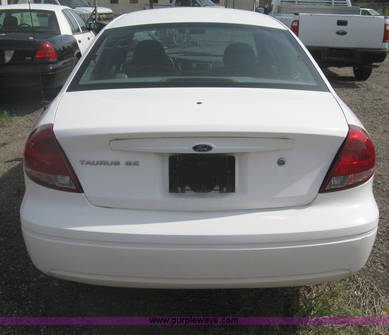 image for item G8270 2005 Ford Taurus SE