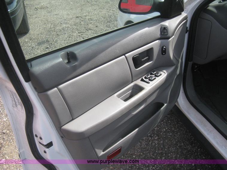 image for item G8270 2005 Ford Taurus SE