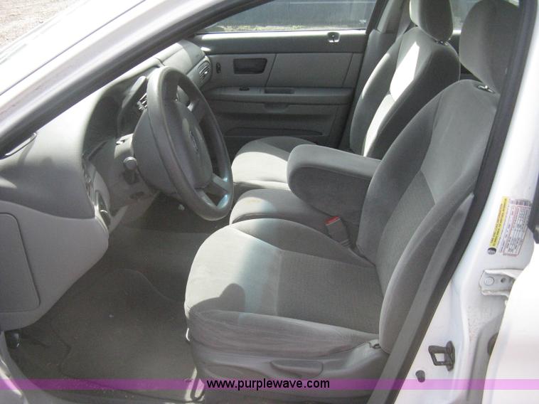 image for item G8270 2005 Ford Taurus SE