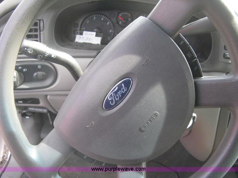 image for item G8270 2005 Ford Taurus SE