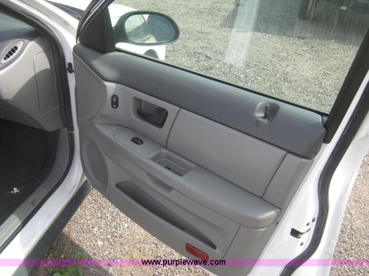 image for item G8270 2005 Ford Taurus SE