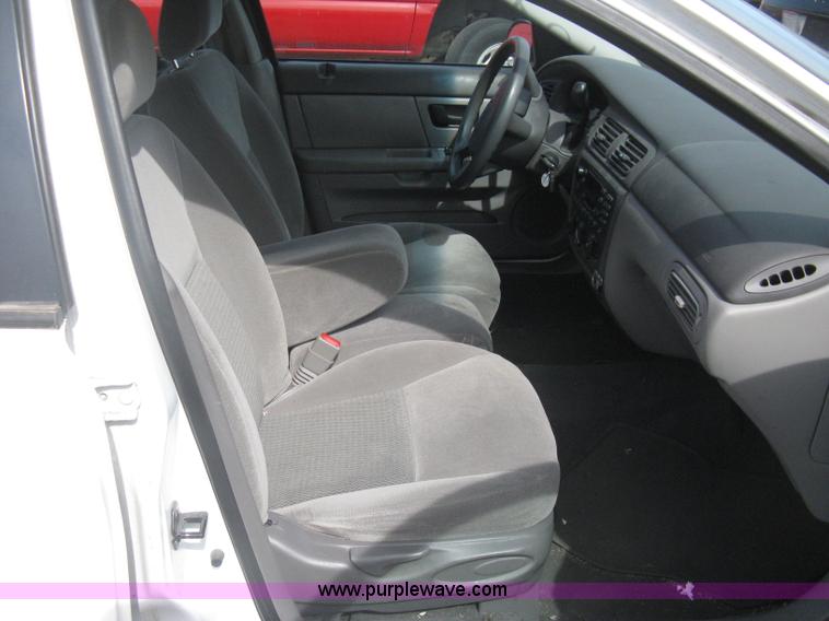 image for item G8270 2005 Ford Taurus SE