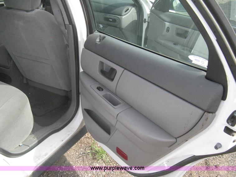 image for item G8270 2005 Ford Taurus SE