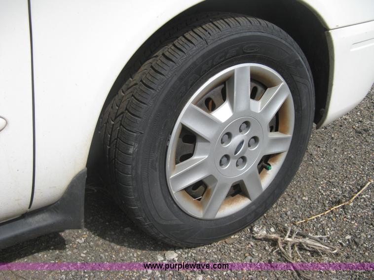 image for item G8270 2005 Ford Taurus SE