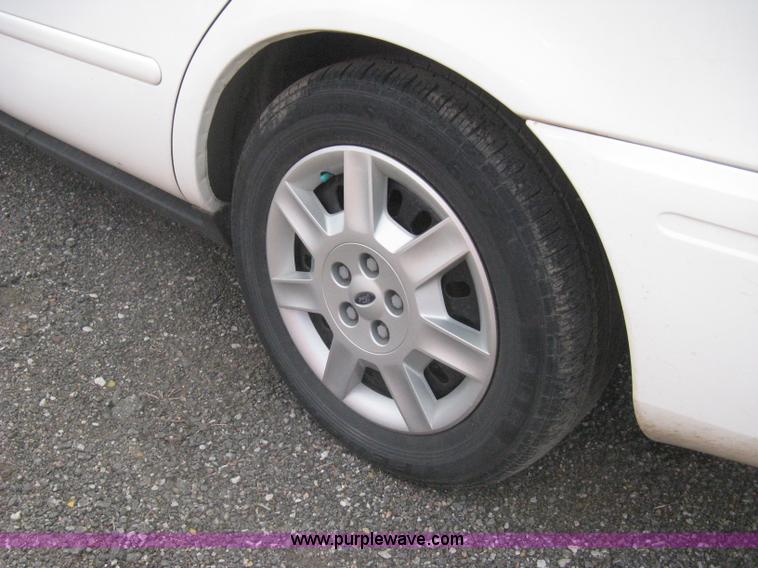 image for item G8270 2005 Ford Taurus SE