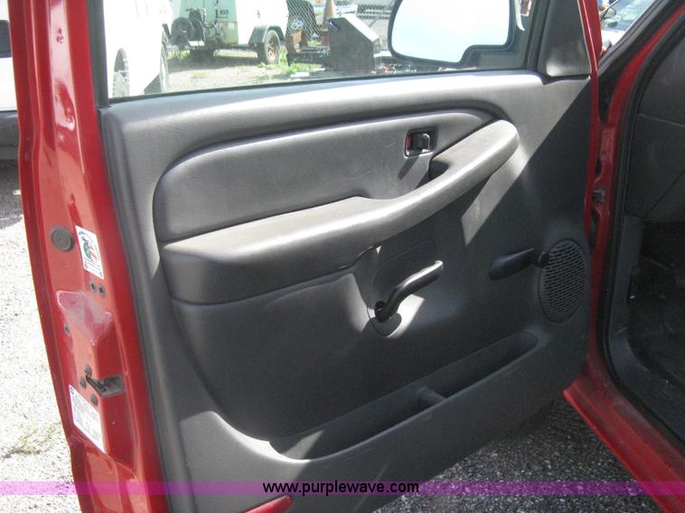 image for item G8272 2004 Chevrolet Silverado 2500HD Crew Cab pickup truck