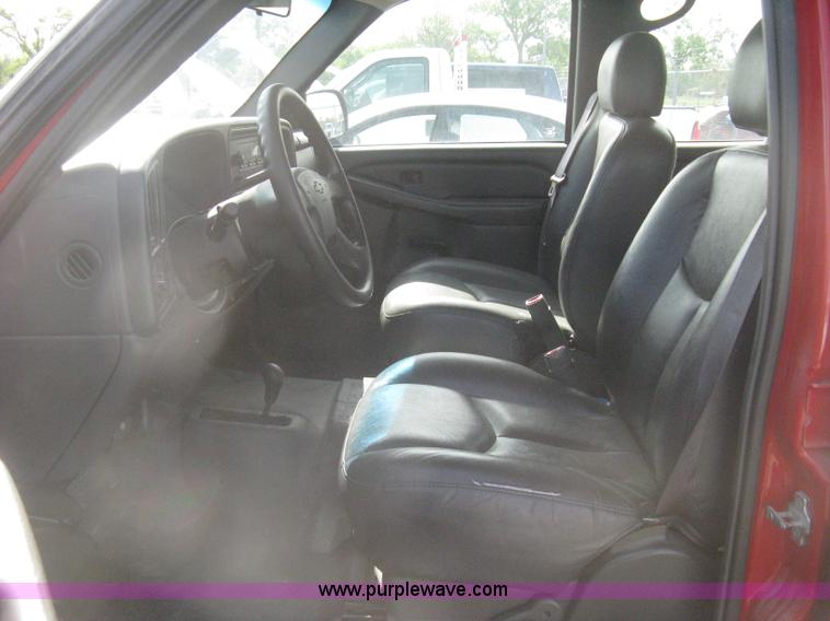 image for item G8272 2004 Chevrolet Silverado 2500HD Crew Cab pickup truck