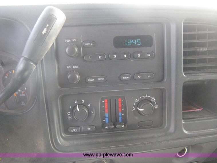 image for item G8272 2004 Chevrolet Silverado 2500HD Crew Cab pickup truck