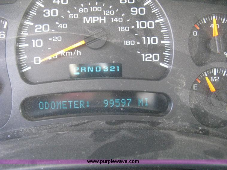 image for item G8272 2004 Chevrolet Silverado 2500HD Crew Cab pickup truck