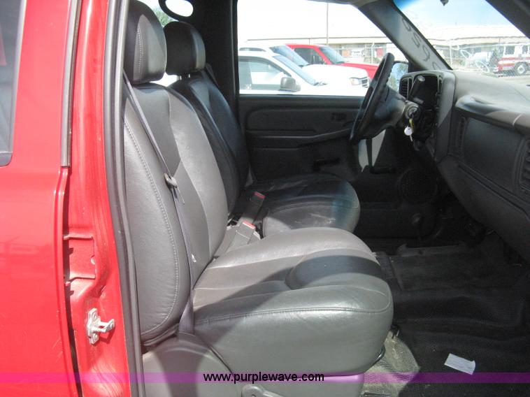 image for item G8272 2004 Chevrolet Silverado 2500HD Crew Cab pickup truck