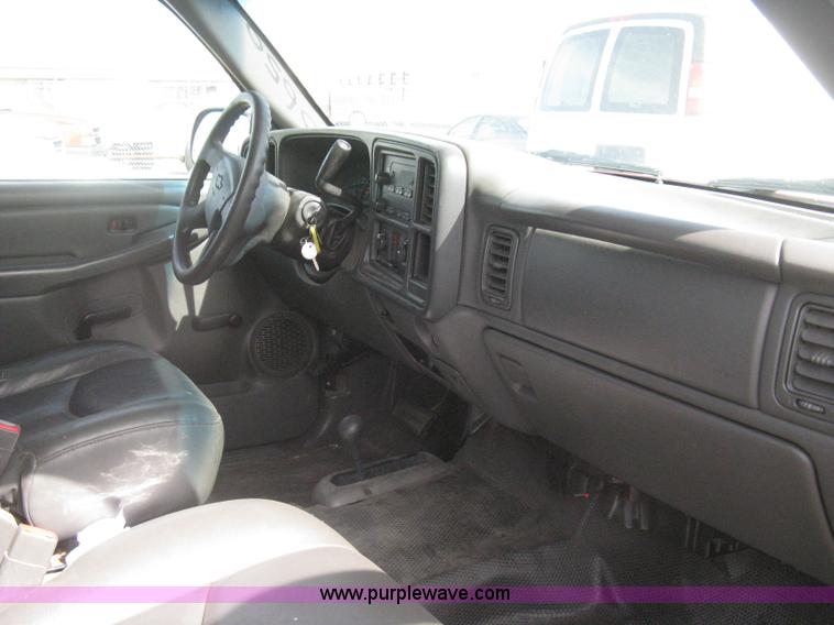 image for item G8272 2004 Chevrolet Silverado 2500HD Crew Cab pickup truck