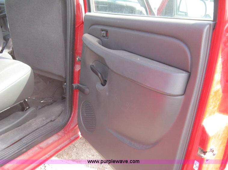 image for item G8272 2004 Chevrolet Silverado 2500HD Crew Cab pickup truck