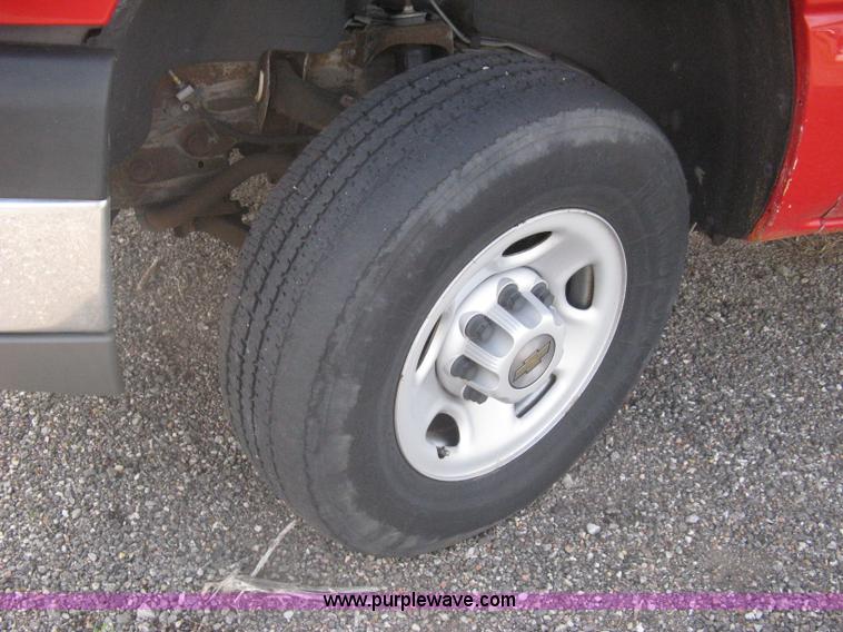 image for item G8272 2004 Chevrolet Silverado 2500HD Crew Cab pickup truck