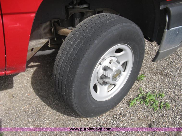 image for item G8272 2004 Chevrolet Silverado 2500HD Crew Cab pickup truck