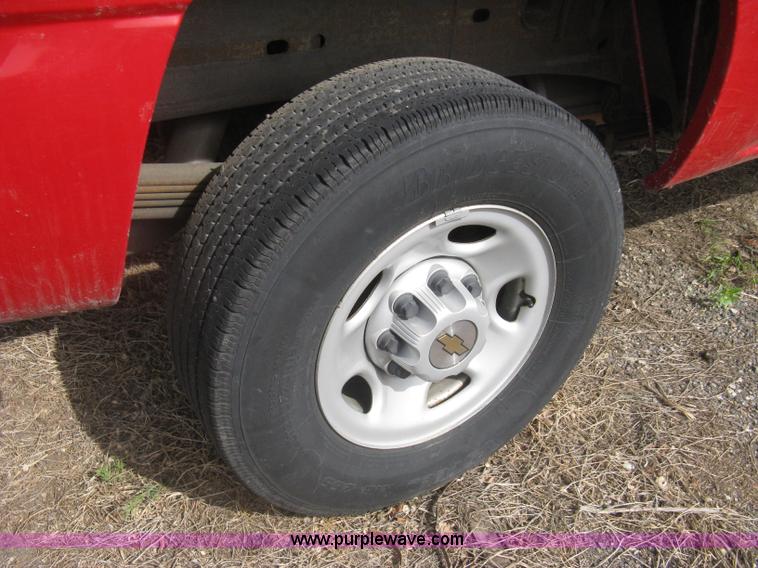 image for item G8272 2004 Chevrolet Silverado 2500HD Crew Cab pickup truck