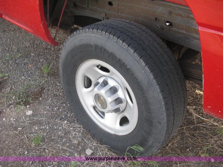 image for item G8272 2004 Chevrolet Silverado 2500HD Crew Cab pickup truck