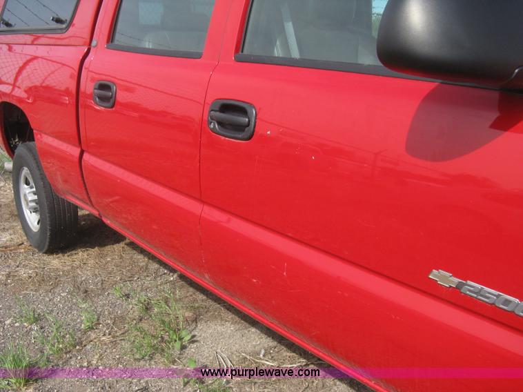 image for item G8272 2004 Chevrolet Silverado 2500HD Crew Cab pickup truck