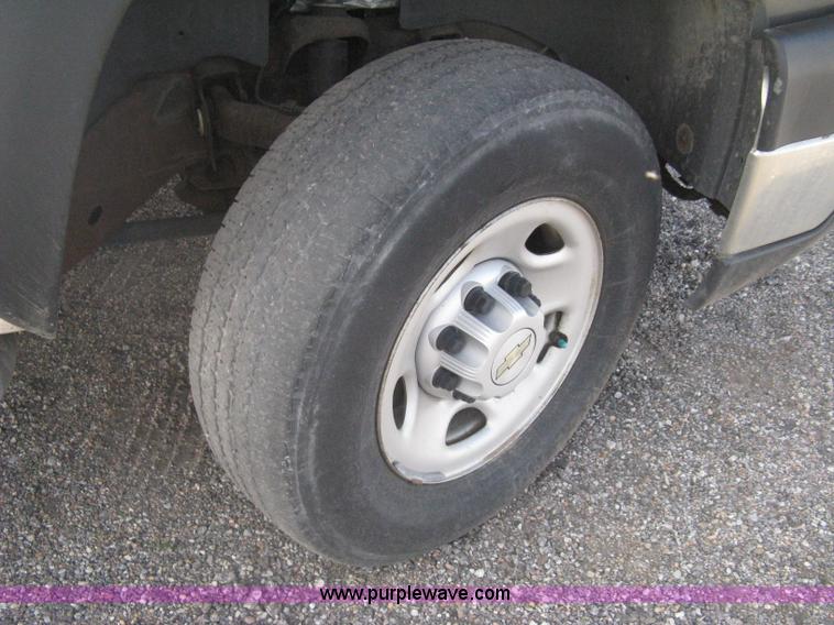 image for item G8275 2006 Chevrolet Silverado 2500HD pickup truck